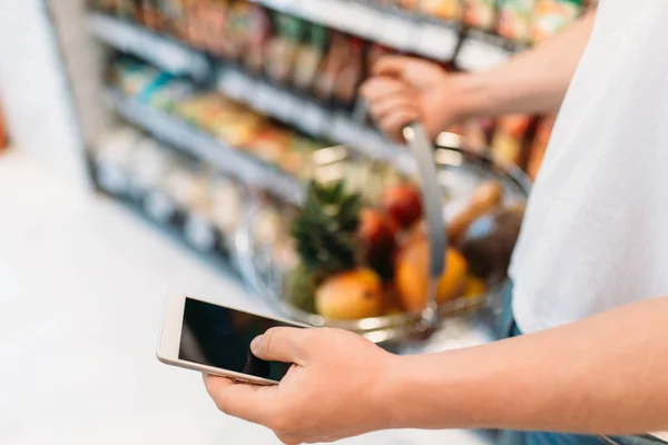 Hombre Manos Comprador Con Cesta Frutas Teléfono Móvil Supermercado Hombre — Foto de Stock