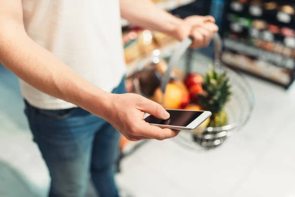 Hombre Manos Comprador Con Cesta Frutas Teléfono Móvil Supermercado Hombre —  Fotos de Stock