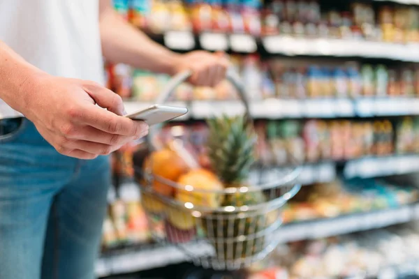Hombre Manos Comprador Con Cesta Frutas Teléfono Móvil Supermercado Hombre —  Fotos de Stock
