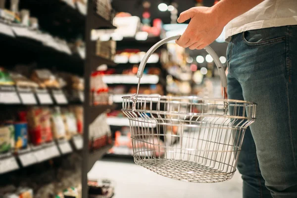 Erkek Müşteri Süpermarkette Boş Sepet Ile Yiyecek Saklamak Veya Bakkal — Stok fotoğraf