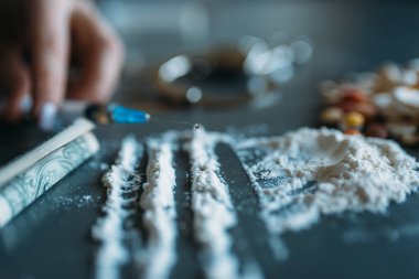 Sarhoş kit, kaşık, bağımlılığı sorunu kavramı doz. Ahşap masa, şırınga doz için hapları