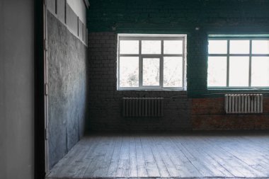 Profesyonel fotoğraf stüdyosu ile büyük pencereler ve daire Duvarlar, kimse. Oda beyaz tonlarında, fotoğrafçı İşyeri