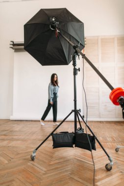 Güzel model teşkil etmektedir fotoğraf stüdyosu, beyaz arka plan, aydınlatma donanımları. Fotoğraf stüdyosu vuruşta çekici kadın
