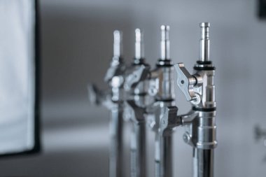 Profesyonel aydınlatma donanımları, tripodlar closeup, kimse. Fotoğrafçı araçları, fotoğraf lambalar destekler