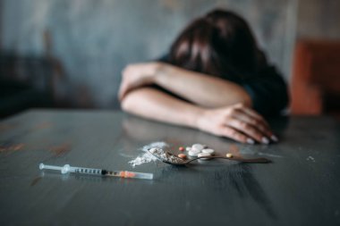 Kadın keş el el ulaşan doz tablo için. Uyuşturucu bağımlılığı kavramı
