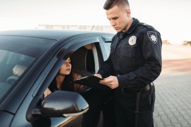Erkek polis üniformalı kadın sürücü lisansı denetler. Hukuk koruma, araba trafik müfettişi, Emanet denetim iş