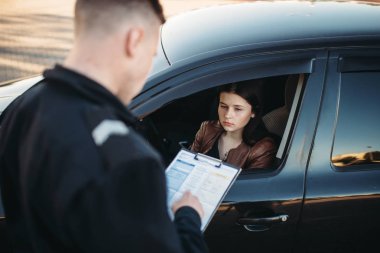 Polis üniforması giyen güzel bir kadın sürücü için yazar. Hukuk koruma, araba trafik müfettişi, Emanet denetim iş