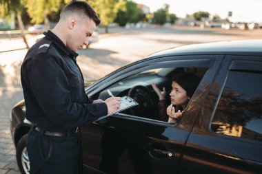 Erkek polis üniformalı kadın sürücü lisansı denetler. Hukuk koruma, araba trafik müfettişi, Emanet denetim iş