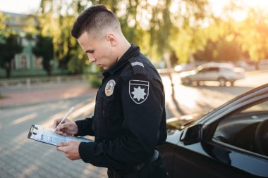 Üniformalı polis memurları erkek yolda iyi bir yazar. Hukuk koruma, araba trafik müfettişi, Emanet denetim iş
