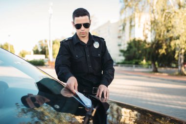 Üniformalı erkek polis yolda iyi bir yazar. Hukuk koruma, araba trafik müfettişi, Emanet denetim iş
