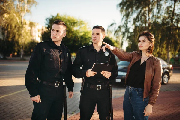 Politieagenten Uniform Listerning Getuigenis Van Vrouwelijke Bestuurder Wet Bescherming Auto — Stockfoto