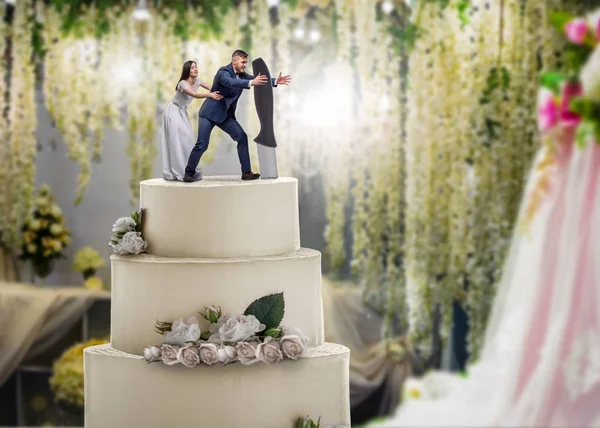 婚纱蛋糕 新娘和新郎雕像上的顶部 婚礼的象征 小人物的新婚夫妇派 — 图库照片