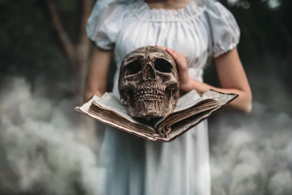 Beyaz Elbiseli Kadın Kurban Kitap Insan Kafatası Orman Arka Plan — Stok fotoğraf