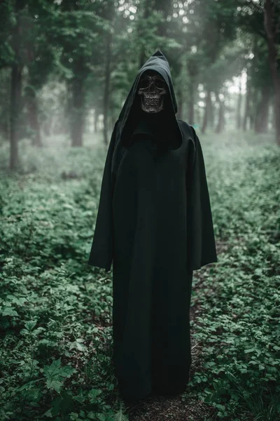 Morte Num Capuz Preto Floresta Estilo Terror Medo Mal Assustador — Fotografia de Stock