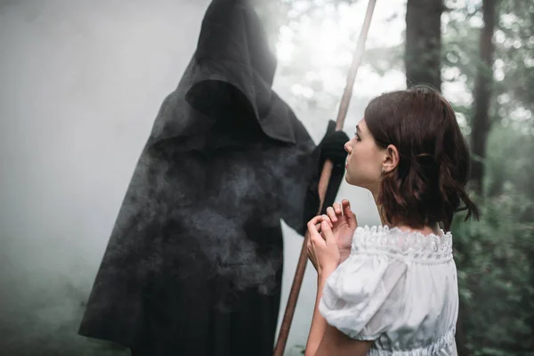 Vítima Feminina Morte Com Capuz Preto Foice Floresta Fundo Foto — Fotografia de Stock