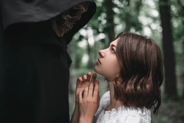 Vítima Feminina Olha Para Olhos Morte Com Capuz Preto Floresta — Fotografia de Stock