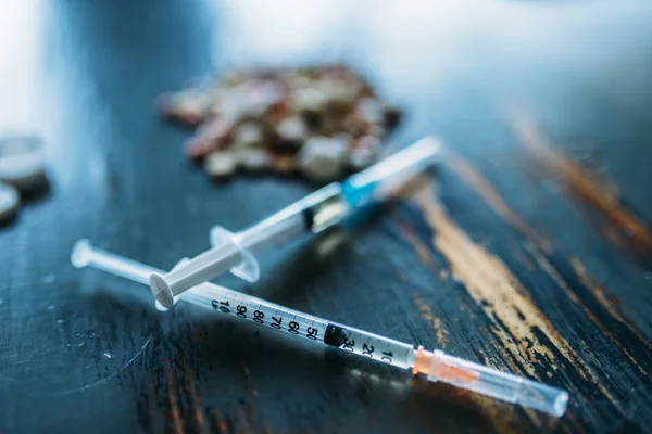 Addict Kit Koncepcja Narkotyki Problem Uzależnienia Pigułki Drewnianym Stole Strzykawek — Zdjęcie stockowe