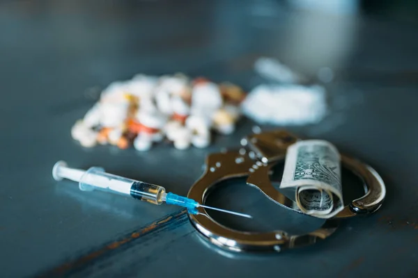 瘾君子套件 剂量路径 成瘾问题的概念 在木桌上的药片 注射剂和手铐 — 图库照片