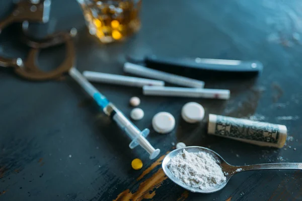 Kit Drogas Dose Colher Conceito Problema Dependência Comprimidos Sobre Mesa — Fotografia de Stock