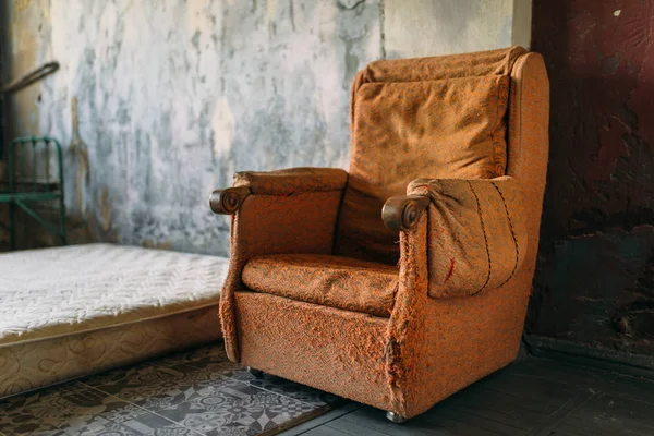 Sala Drogadictos Sillón Grunge Colchón Suelo Casa Abandonada Nadie Lugar —  Fotos de Stock