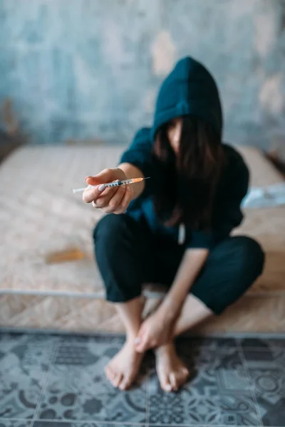 Mujer Drogadicta Con Una Jeringa Haciendo Una Dosis Inyección Brazo — Foto de Stock