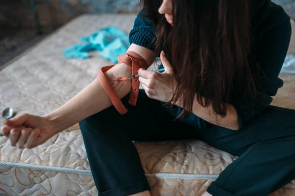 Junkie Féminine Avec Une Seringue Faisant Une Dose Injectable Dans — Photo