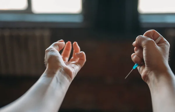 Weibliche Junkie Hände Mit Spritze Grunge Raum Interieur Hintergrund Drogenabhängige — Stockfoto