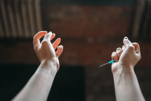 Kobiece Junkie Ręce Strzykawki Grunge Wnętrza Pokoju Tle Lek Addiction — Zdjęcie stockowe