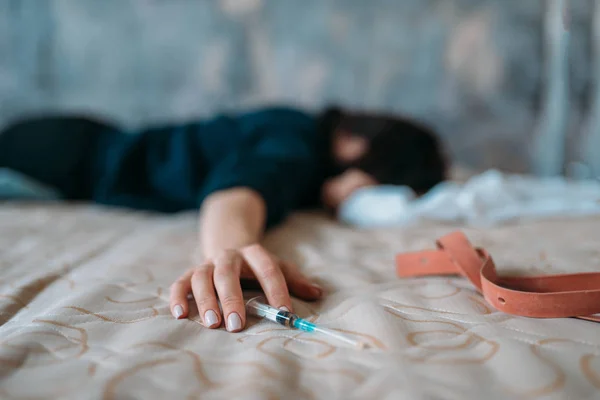 Kvinnlig Knarkare Med Spruta Handen Sover Sängen Efter Dosen Drug — Stockfoto