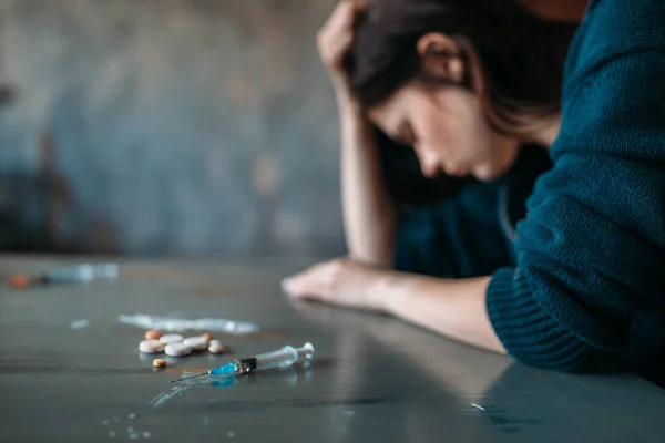 Mulher Viciada Drogas Sentada Mesa Com Narcóticos Seringa Sala Grunge — Fotografia de Stock