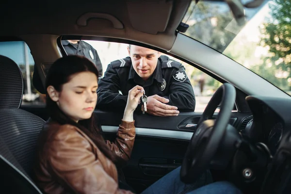 Mannelijke Politieagenten Uniform Controleren Vrouwelijke Bestuurder Weg Wet Bescherming Auto — Stockfoto