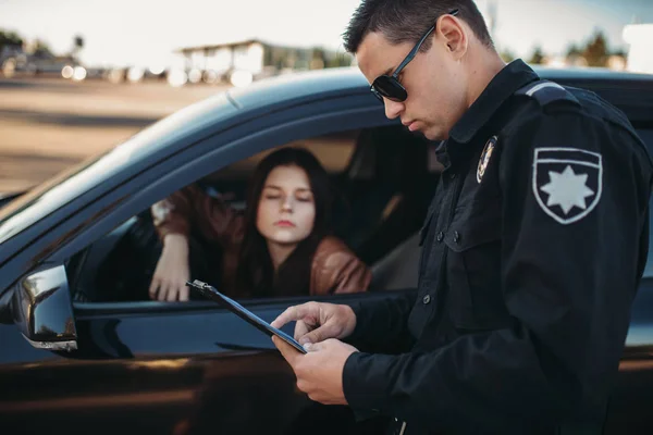 Mannelijke Cop Uniform Controleert Licentie Van Vrouwelijke Bestuurder Wet Bescherming — Stockfoto