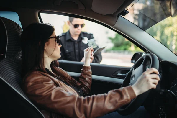 穿制服的男警察给女司机写了一份罚款 法律保护 汽车交通检查员 安全控制工作 — 图库照片