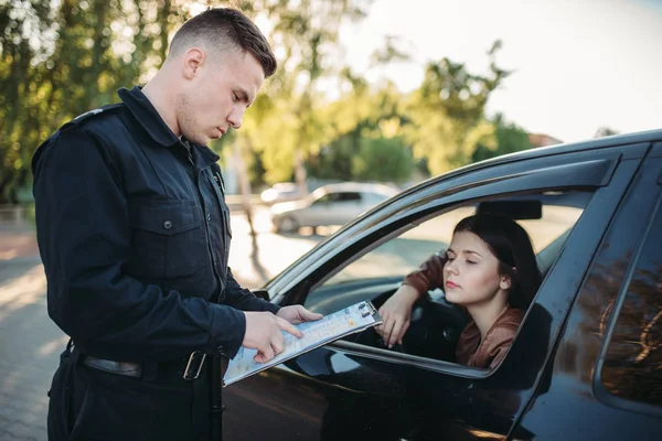 Policista Uniformě Zapíše Pokutu Řidičku Ochrany Podle Zákona Auto Dopravní — Stock fotografie