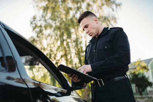 Ein Polizist Uniform Schreibt Ein Bußgeld Den Fahrer Rechtsschutz Kontrolleur — Stockfoto