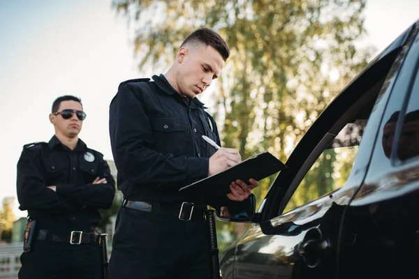 男警官在路上用制服检查车辆 法律保护 汽车交通检查员 安全控制工作 — 图库照片