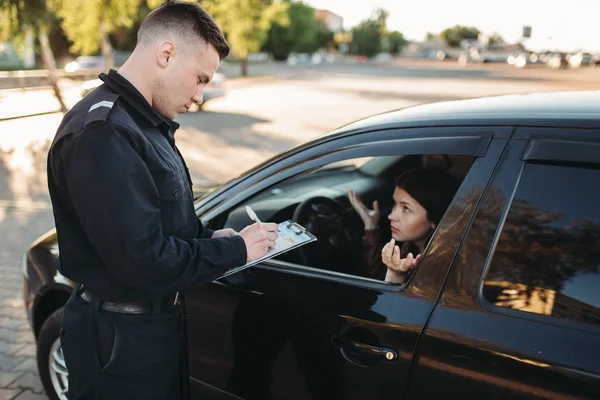 Ein Polizist Uniform Kontrolliert Den Führerschein Einer Autofahrerin Rechtsschutz Kontrolleur — Stockfoto