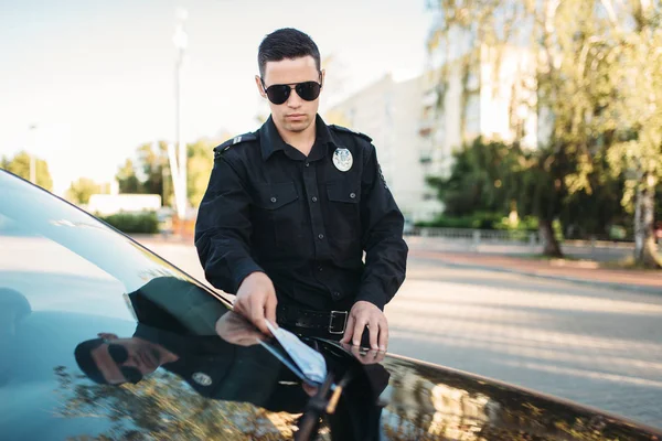 Mannelijke Politieman Uniform Schrijft Een Boete Weg Wet Bescherming Auto — Stockfoto