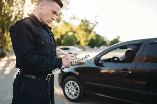 Muž Policista Uniformě Píše Pokutu Silnici Ochrany Podle Zákona Auto — Stock fotografie