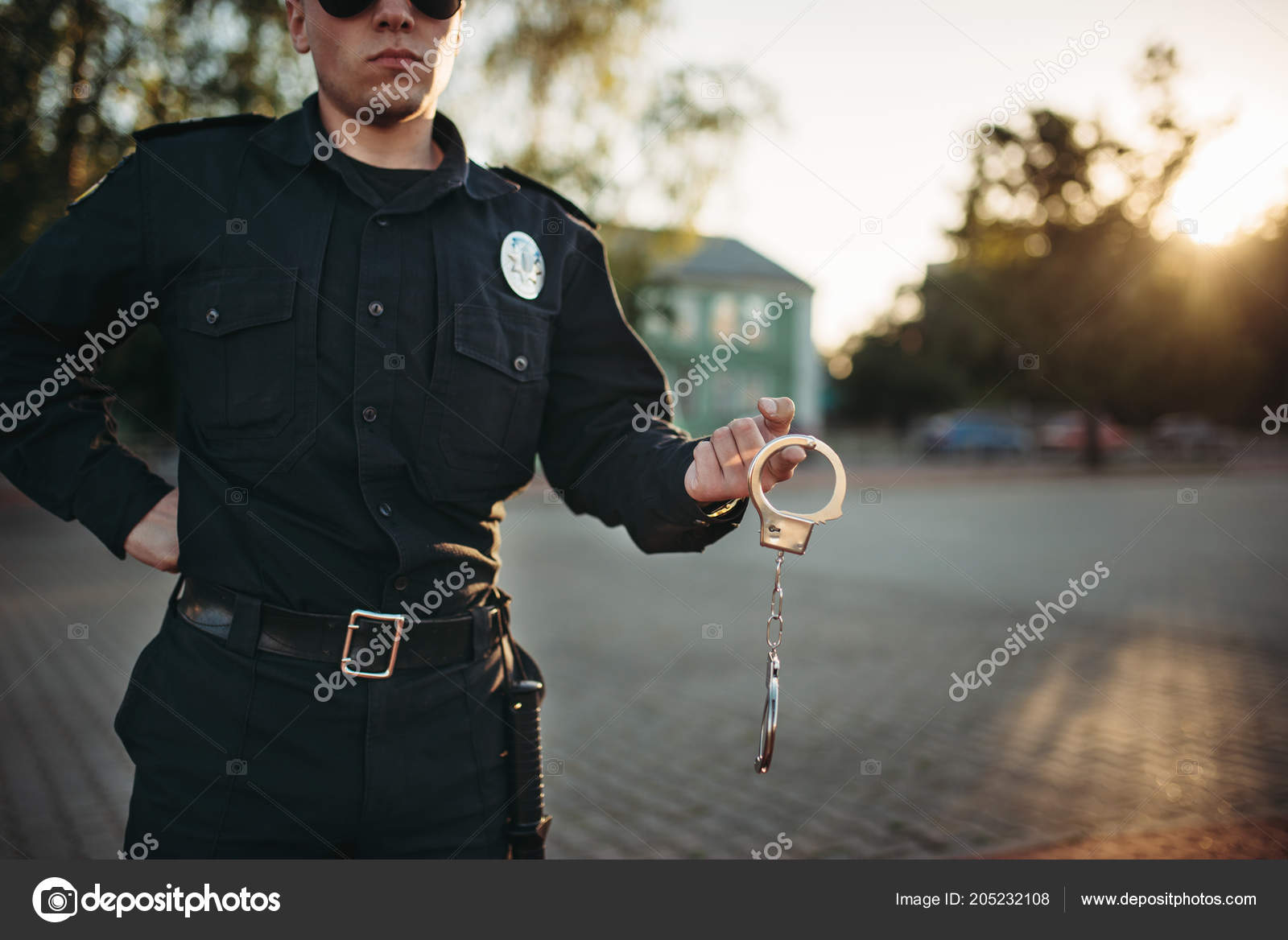 Polizist schreibt einen Strafzettel Stock Photo