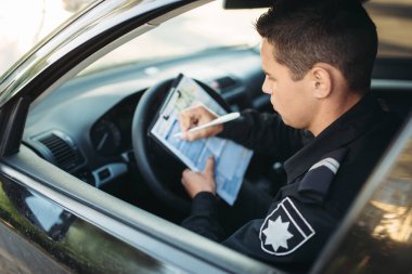 Erkek polis üniforma arabada oturan içinde ve iyi bir yazar. Hukuk koruma, araba trafik müfettişi, Emanet denetim iş