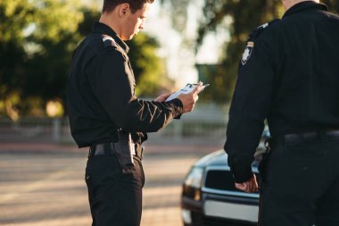 Üniformalı polisler yolda arabayı durdur. Hukuk koruma, araba trafik müfettişi, Emanet denetim iş