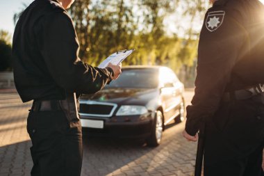 Üniformalı polisler yolda arabayı durdur. Hukuk koruma, araba trafik müfettişi, Emanet denetim iş