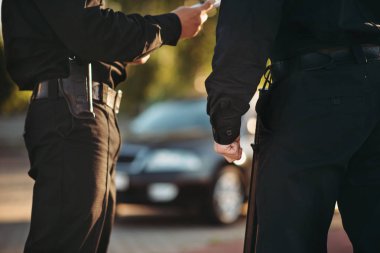 Üniformalı polisler yolda araba kontrol edin. Hukuk koruma, araba trafik müfettişi, Emanet denetim iş