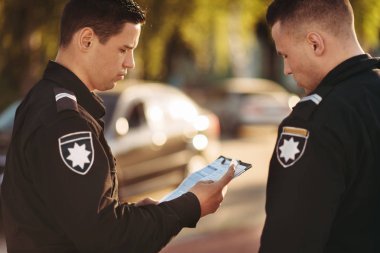 Üniformalı polisler yolda arabayı durdur. Hukuk koruma, araba trafik müfettişi, Emanet denetim iş