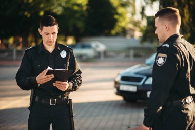 Üniformalı polisler yolda araba kontrol edin. Hukuk koruma, araba trafik müfettişi, Emanet denetim iş