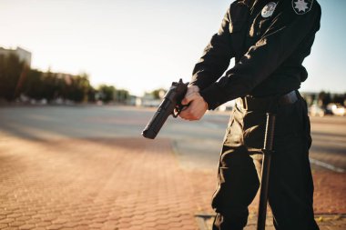 Elinde silah olan erkek polis üniformalı. Silah ile polis memuru. Hukuk koruma kavramı, Emanet denetim iş