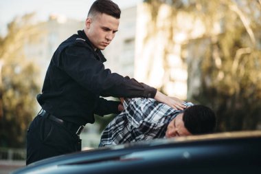 Polis memuru yolda sürücü tecavüzcü tutuklama. İş yerinde polis. Hukuk koruma kavramı, profesyonel güvenlik denetimi