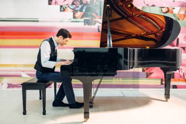 Erkek piyanist piyano kompozisyona pratik. Müzisyen melodi royale, klasik müzik aleti çalıyor.