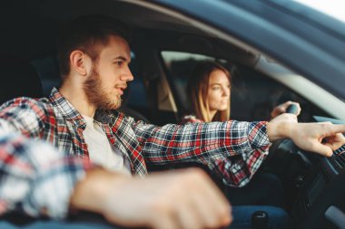 Erkek eğitmen ve kadın öğrenci, ders, araba okul kavram sürüş. Yeni başlayanlar için test